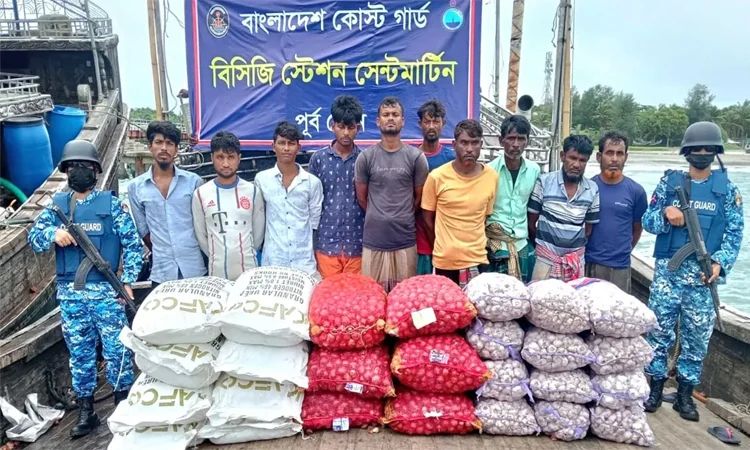 সেন্টমার্টিনে বিপুল পরিমাণ ইউরিয়া সারসহ ১০ জন পাচারকারী আটক