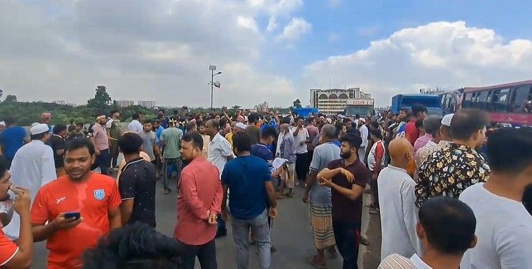 বেইলি ব্রিজ নির্মাণের দাবিতে টঙ্গীতে মহাসড়ক অবরোধ