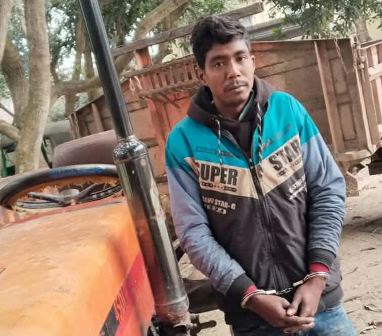 নওগাঁয় ট্রাক্টরের ধাক্কায় এক জনের মৃত্যু, চালক আটক
