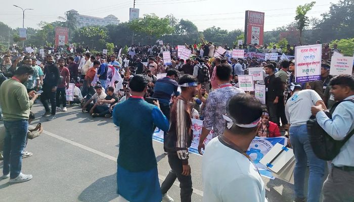 বিটিআরসি ভবন ঘেরাও মোবাইল ব্যবসায়ীদের