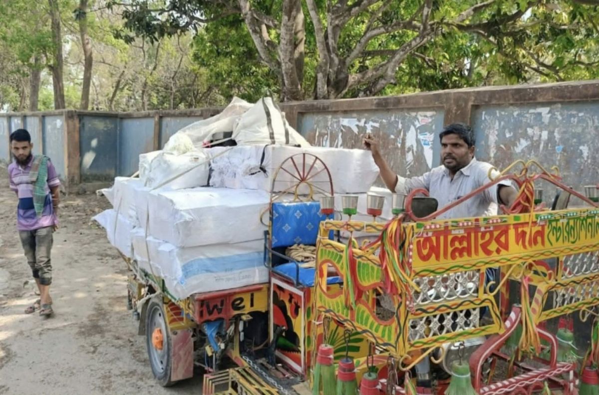 নওগাঁয় অফিস সহকারী কর্তৃক সরকারি বই বিক্রির অভিযোগ