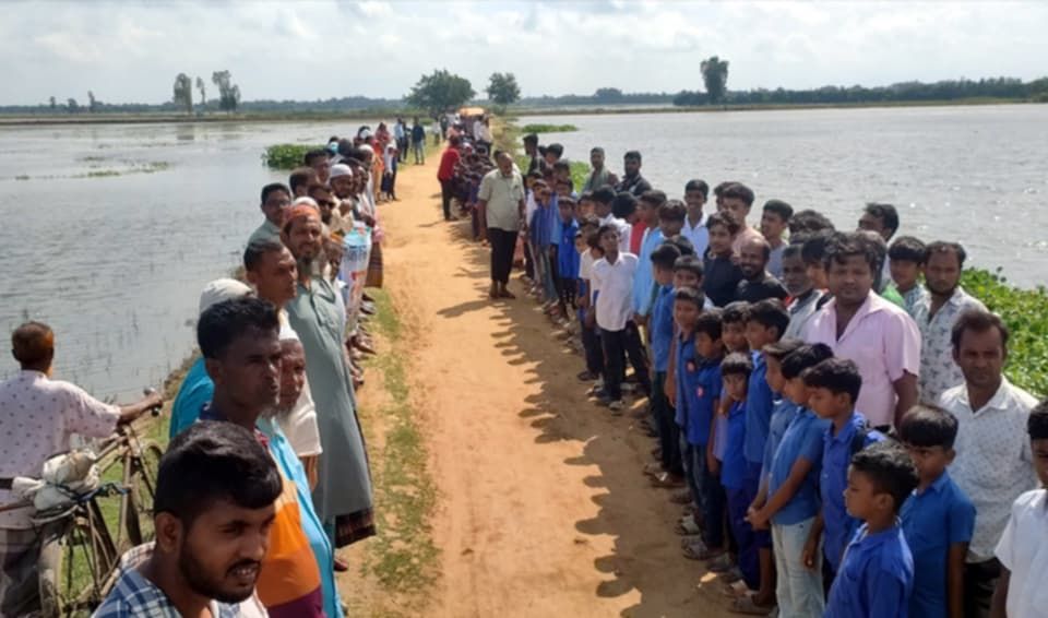 নওগাঁয় রাস্তা পাঁকা করণের দাবিতে মানববন্ধন