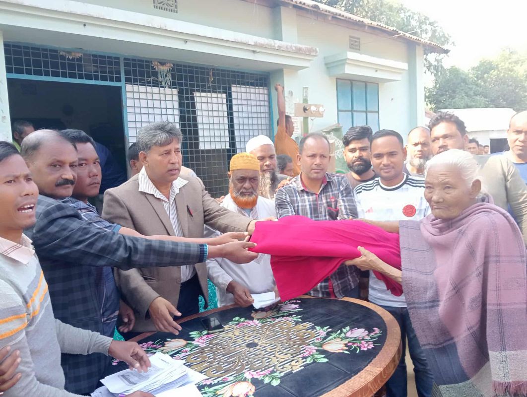 বকশীগঞ্জে আদিবাসীদের মধ্যে সাবেক এমপি মিল্লাতের কম্বল বিতরণ