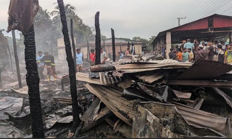 বান্দরবানের বলীপাড়া বাজারে অগ্নিকাণ্ডে ১৩টি দোকান পুড়ে ছাই