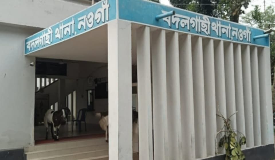 নওগাঁয় মোবাইলে কথা বলতে নিষেধ করায় স্কুল ছাত্রীর আত্নহত্যা