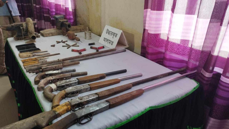 টেকনাফ দূর্গম পাহাড়ে  অস্ত্র তৈরীর কারখানার সন্ধান, ৬ জন গ্রেপ্তার
