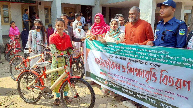 বকশীগঞ্জে প্রধানমন্ত্রীর উপহার পেলো ১৪০ আদিবাসী শিক্ষার্থী
