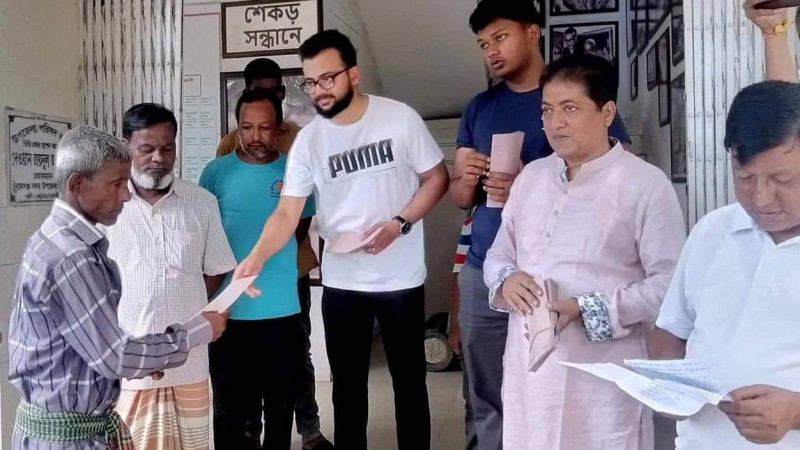 সুনামগঞ্জে শতাধিক বানভাসিদের মাঝে নগদ অর্থ বিতরণ