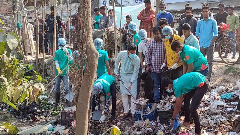 পরিচ্ছন্নতা অভিযানে নেমেছেন একঝাঁক তরুন