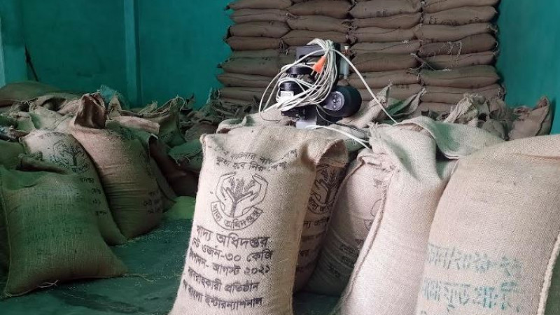 রাজশাহীর চারঘাটে চাউল ব্যবসায়ীর আড়ৎ থেকে ৬শ ৬৭ বস্তা সরকারী চাল উদ্ধার