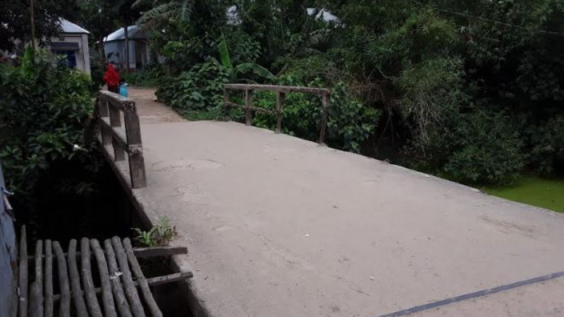 রায়গঞ্জের চকঁনুর চারমাথার ব্রিজটি যেন মরণ ফাঁদ