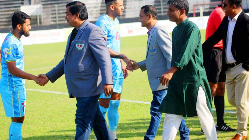 কুমিল্লা স্টেডিয়ামে আবাহনী-ফরটিজের খেলা ১/১ গোলে ড্র
