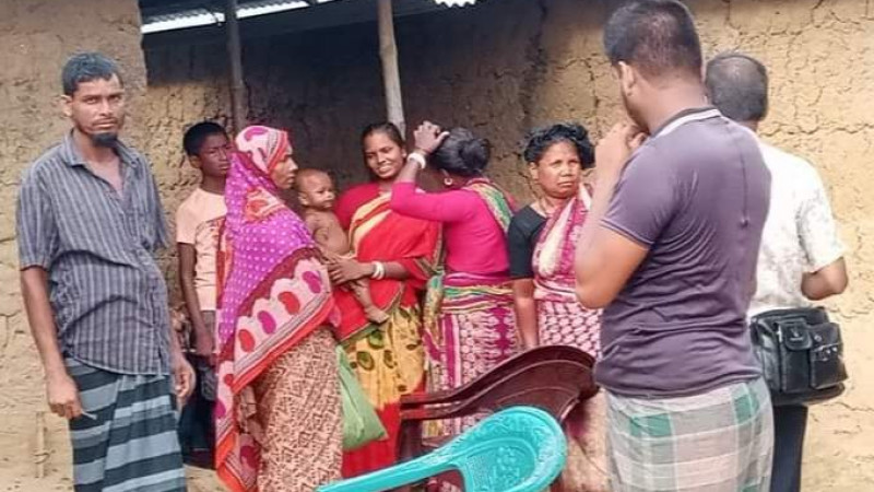 নওগাঁয় প্রেমিকের বাড়িতে বিয়ের দাবিতে অনশন করছেন প্রেমিকা