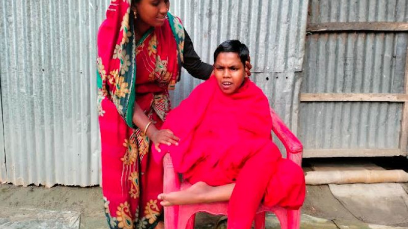 একটি হুইল চেয়ার পাওয়ার আকুতি শারীরিক ও মানসিক প্রতিবন্ধী রাবিয়া খাতুনের পরিবারের