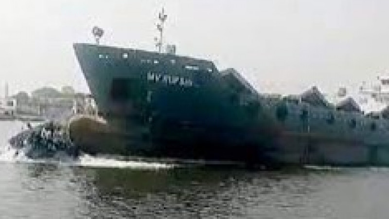 শীতলক্ষ্যায় জাহাজের ধাক্কায় শতাধিক যাত্রী নিয়ে লঞ্চডুবি
