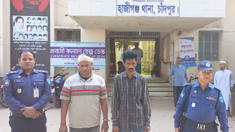 আসল পুলিশের হাতে ভূয়া পুলিশ আটক