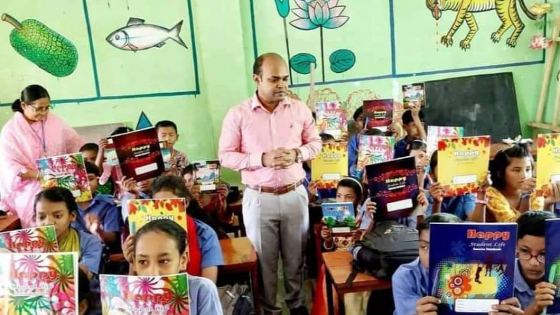নিজ অর্থায়নে শিক্ষা উপকরণ বিতরণ করলেন ইউএনও