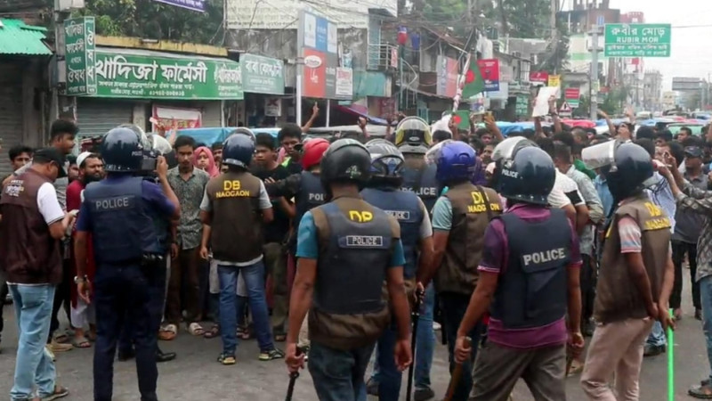 নওগাঁয় শিক্ষার্থীদের সঙ্গে আ’লীগ-পুলিশের সংঘর্ষ, সাংবাদিক সহ আহত ১৩