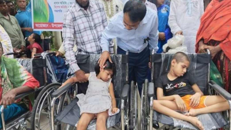 নওগাঁর ১০ জন প্রতিবন্ধী পেলো হুইল চেয়ার