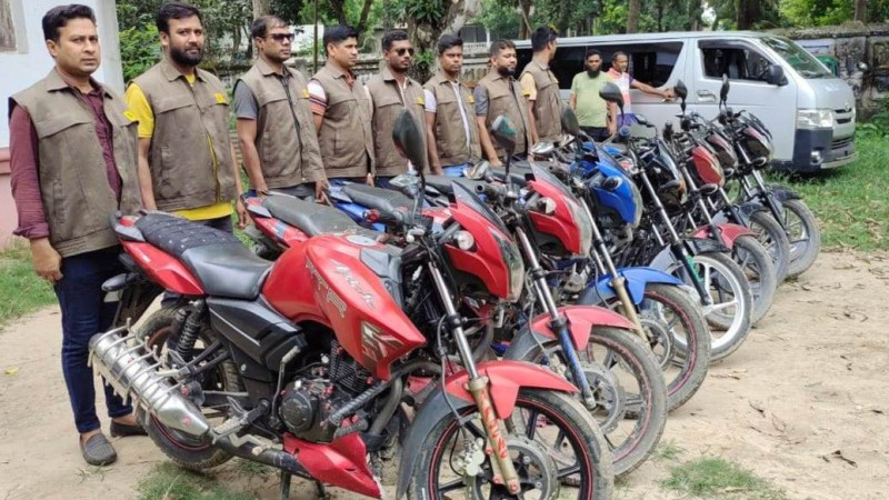 ৮টি চোরাই মোটরসাইকেল সহ ৫ জনকে আটক করেছে গোয়েন্দা পুলিশ
