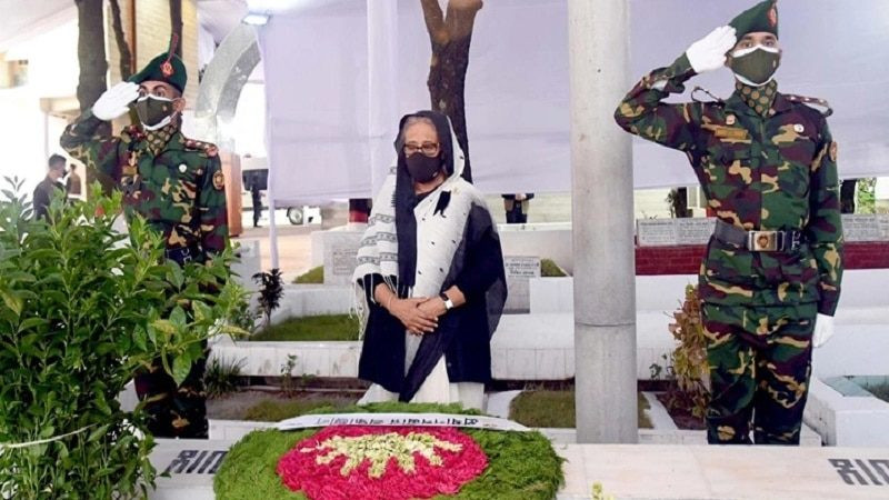১৫ আগস্ট নিহত স্বজনদের কবরে প্রধানমন্ত্রীর শ্রদ্ধা