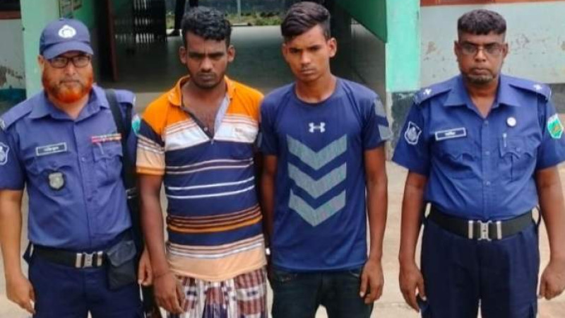 নওগাঁয় রাস্তায় বেরিকেড দিয়ে ছিনতাই, দুই ছিনতাইকারী আটক