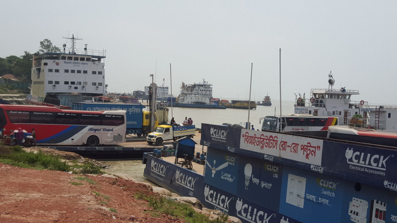 পাটুরিয়ায় তিনটি বড় ফেরি বিকল ঈদযাত্রায় পারাপারে দুর্ভোগ