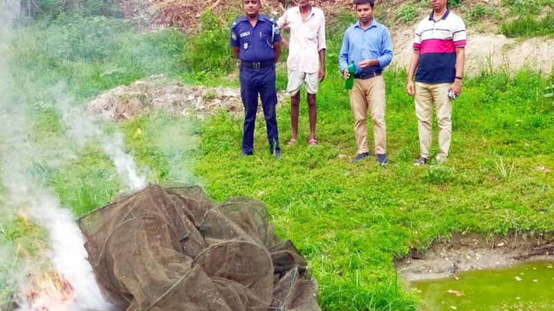 আত্রাইয়ে সোয়া লক্ষ টাকার নিষিদ্ধ রিং জাল জব্দ