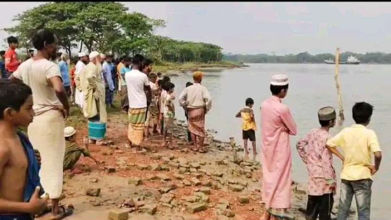 ঝালকাঠির সুগন্ধা নদীতে লঞ্চের ধাক্কায় নৌকাডুবি শিশু নিখোঁজ