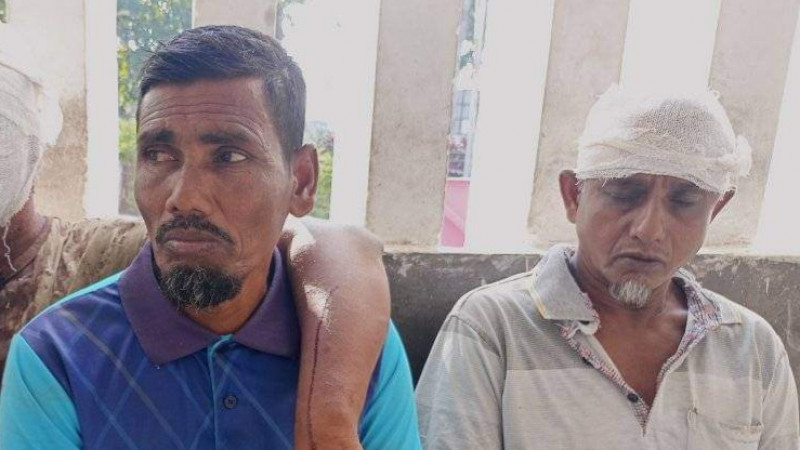 মোরেলগঞ্জে প্রতিপক্ষের হামলায় ২ জন গুরুতর আহত, খুমেকে ভর্তি
