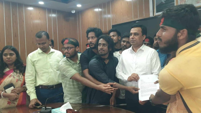 কোটা বাতিল আন্দোলনরত রাবি শিক্ষার্থীরা জেলা প্রশাসকের কাছে স্মারকলিপি প্রদান