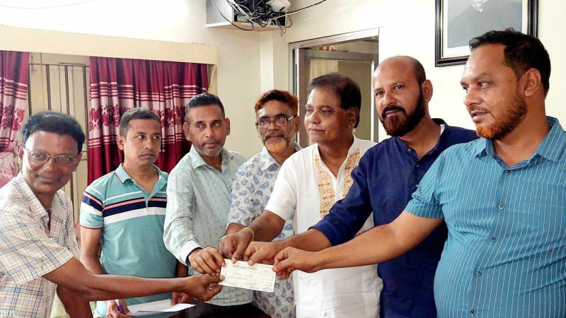 বকশীগঞ্জে সনাতন ধর্মাবলম্বীদের অনুদানের চেক ও শাড়ি লুঙ্গি উপহার দিলেন মেয়র