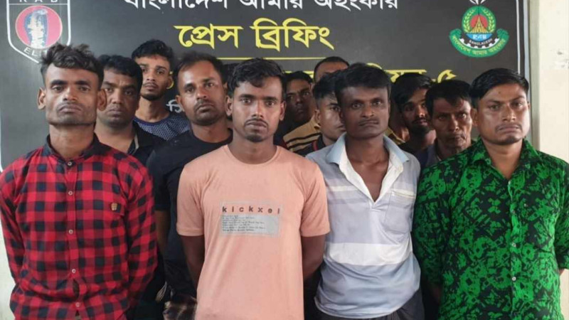নওগাঁয় সর্দার সহ ১৪ জন ডাকাত আটক
