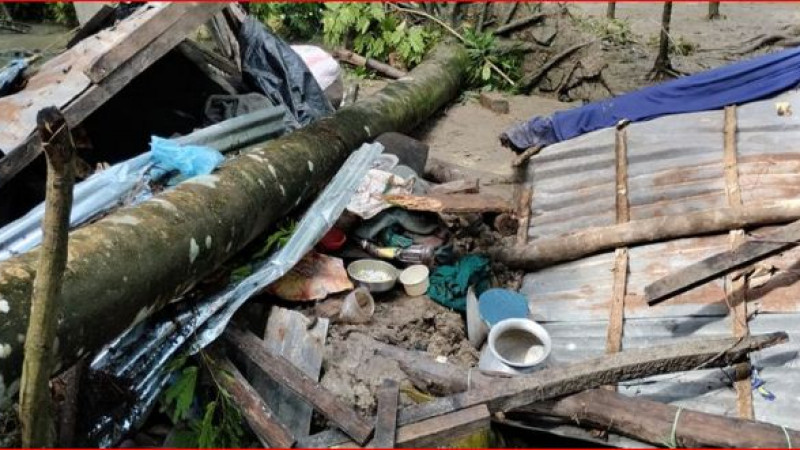 সিত্রাংয়ের আঘাতে লন্ডভন্ড  উপকূল