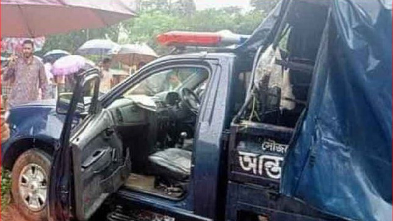 সীতাকুণ্ডে পুলিশ ভ্যানে ট্রেনের ধাক্কা, ৩ পুলিশ নিহত