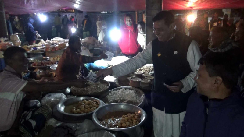 শীতকে উপেক্ষা করে প্রচারণায় ব্যস্ত নৌকার মাঝি সৌরেন