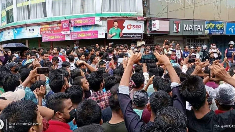 জয়পুরহাটে বৃষ্টিতে ভিজে শিক্ষার্থীদের গণ-মিছিল