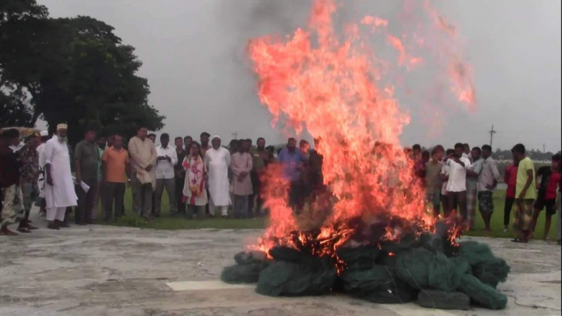 ইটনায় অবৈধ চায়না জাল পুড়িয়ে ধ্বংস