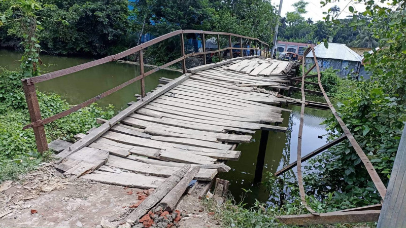 মোরেলগঞ্জে ৪ গ্রামের মানুষের ভরসা কাঠের ভাঙ্গা সেতু