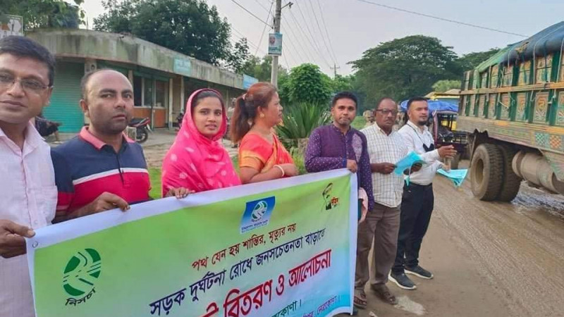 দুর্গাপুরে দুর্ঘটনা প্রতিরোধে লিফলেট বিতরণ