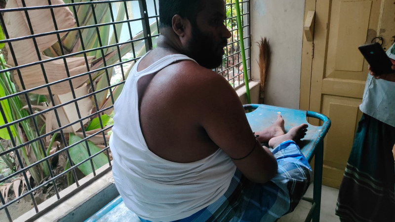 নাটোরে ৬৯ অসহায় মেয়ের বাবা সন্ত্রাসী হামলায় আহত