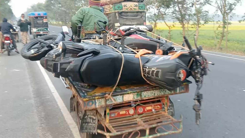 নওগাঁয় দুটি মোটরসাইকেলের মুখোমুখি সংঘর্ষে ১ জন নিহত, ৩ জন আহত