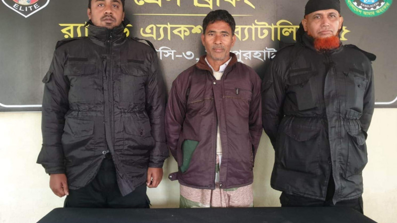 র‍্যাবের অভিযানে ভুয়া নিয়োগ পত্র সহ প্রতারক চক্রের মূল হোতা আটক