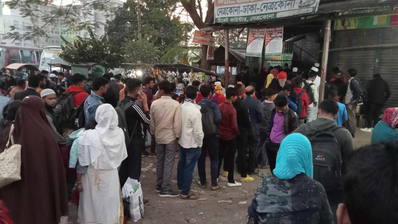 নেত্রকোনায় ঢাকা মুখি মানুষের জনস্রোত