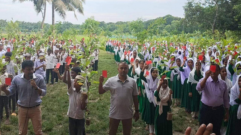 কুমিল্লায় মাদক ও বাল্যবিবাহকে লাল কার্ড দেখা‌লো শিক্ষার্থীরা