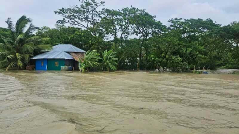 ঝালকাঠিতে বৃষ্টি আর জোয়ারের পানিতে জনজীবনে চরম দুর্ভোগ