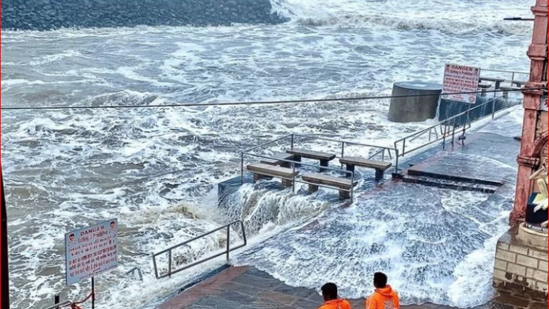 বিপর্যয়ের আঘাতে ক্ষতবিক্ষত গুজরাট