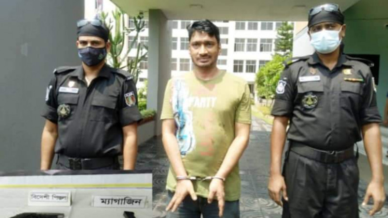 শীর্ষ সন্ত্রাসী সাবেক ছাত্রদলের সভাপতি জাকির খান বিদেশি পিস্তলসহ গ্রেপ্তার