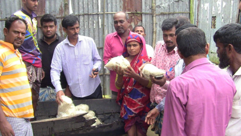 ইটনায় শুকনা খাবার নিয়ে বন্যায় প্লাবিত বাড়িতে ইউপি চেয়ারম্যান