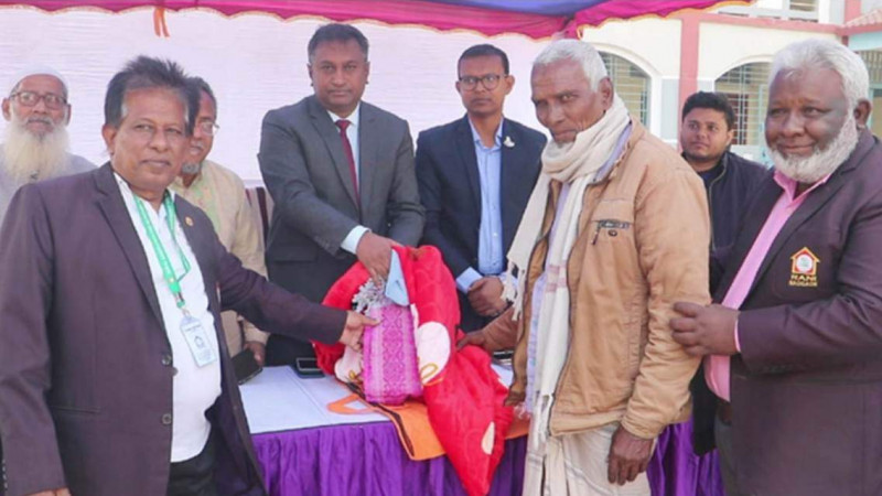 নওগাঁয় ৫শ' ৫০ পরিবারের মাঝে শীতবস্ত্র বিতরণ